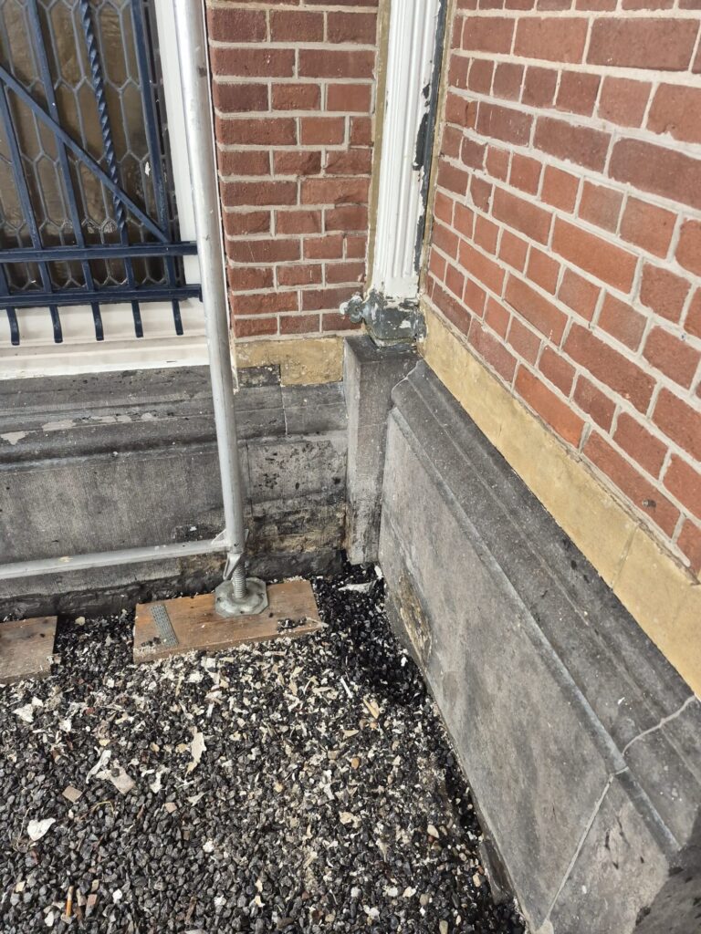 Belgisch hardsteen gevel restauratie – Koningslaan Amsterdam I Pawlot Natuursteenrestauratie & Onderhoud